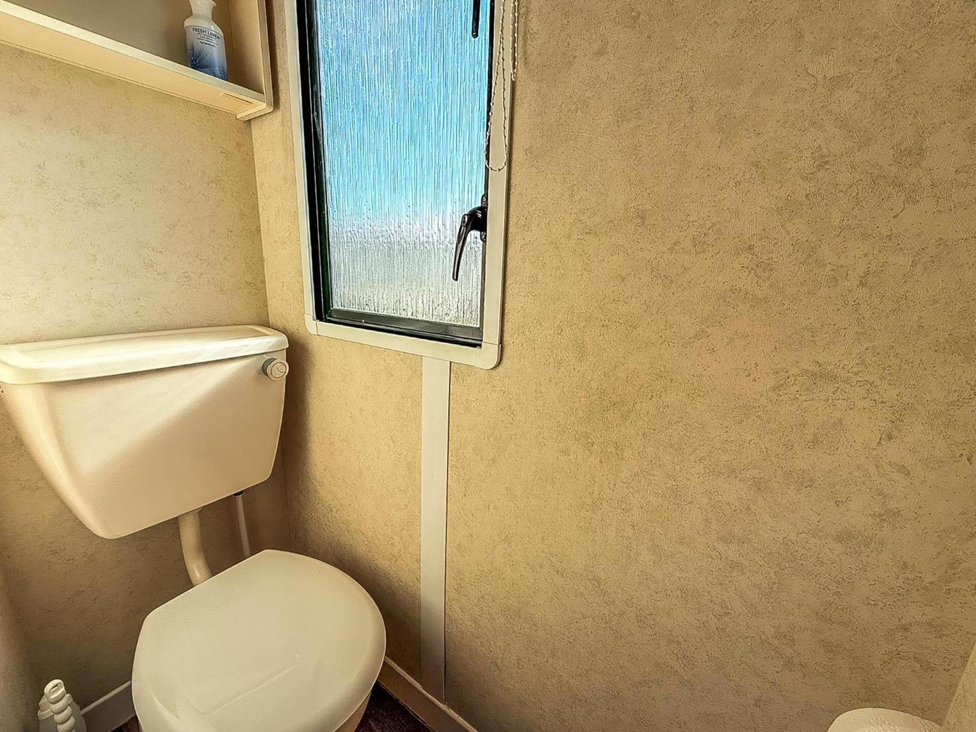 8 Berth Caravan With Free Wifi At In Norfolk Ref 21008e *