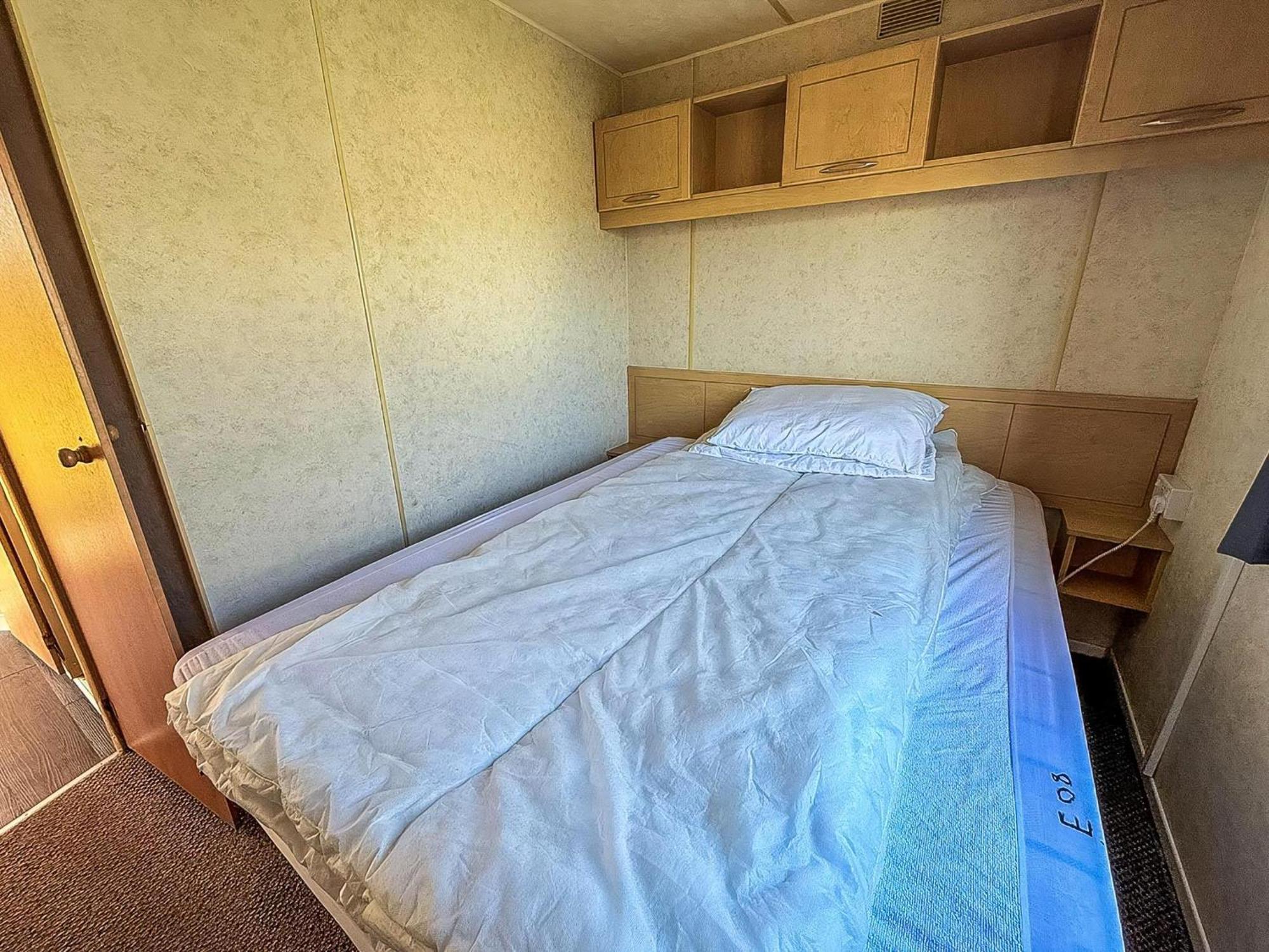 Campsite 8 Berth Caravan With Free Wifi At In Norfolk Ref 21008e *